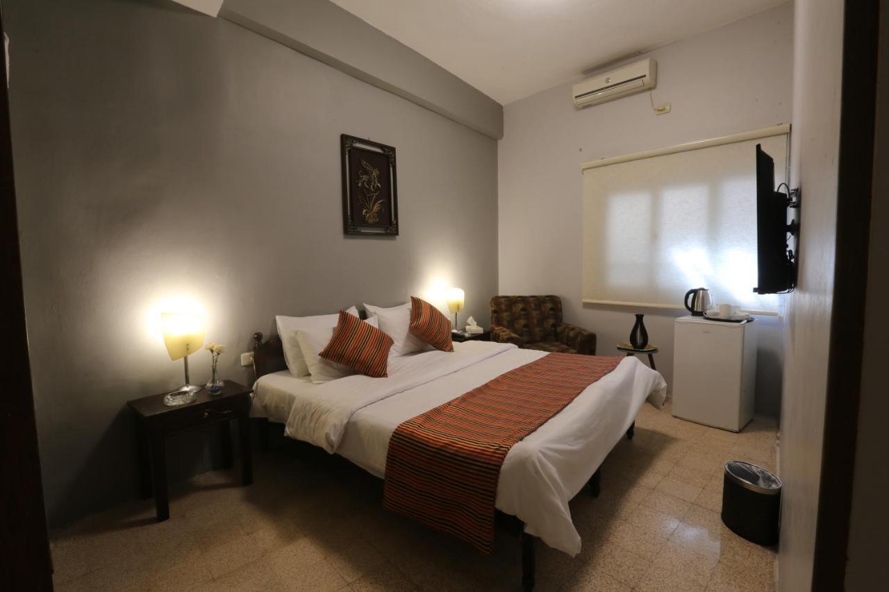 Riviera Hotel Amman Exterior photo
